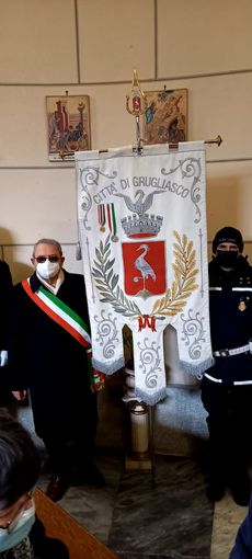 Stendardo della città di Grugliasco a una commemorazione funebre