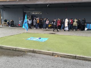 Presidio davanti al punto vendita Decathlon di Grugliasco