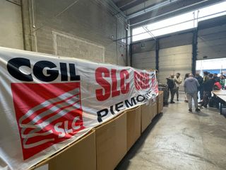 Presidio e protesta dei lavoratori di PostalCoop a Grugliasco