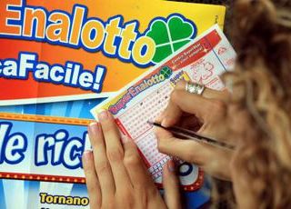 Superenalotto, numeri combinazione vincente oggi 5 dicembre