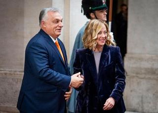 Migranti, hotspot Albania in stand by. Orban a Meloni: &quot;Modello apripista&quot;