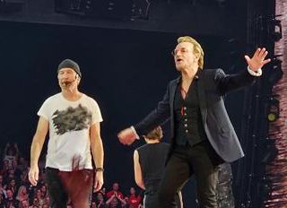 Gli U2 si esibiscono in strada? Sono i sosia ma nessuno se ne accorge - Video