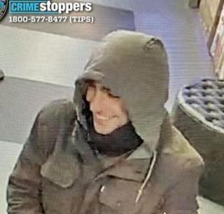 Omicidio Brian Thompson, polizia di New York pubblica foto presunto killer a volto scoperto