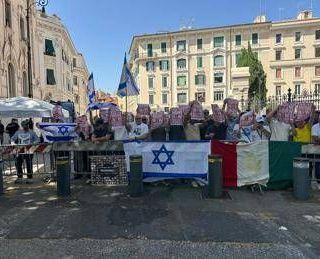 Gaza, davanti alla sinagoga di Roma flashmob in risposta al corteo Propal: &quot;Hamas si arrenda&quot;