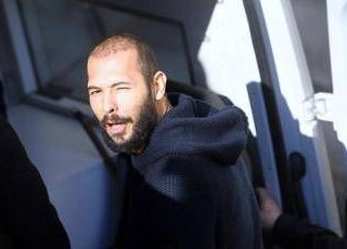 Andrew Tate guida 146 km orari oltre il limite, patente sospesa 120 giorniAndrew Tate