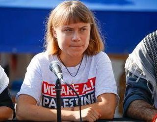 Maltrattamenti su Greta Thunberg e attivisti Flotilla, Israele smentisce: "Menzogne" Maltrattamenti su Greta Thunberg e attivisti Flotilla, Israele smentisce: "Menzogne"