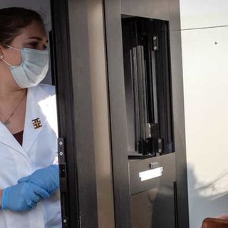 Tizia con mascherine, emergenza Covid