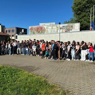 I ragazzi della media Levi di Grugliasco protagonisti della 'passeggiata partigiana'