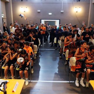 I giovani della Pallacanestro Grugliasco presenti in Consiglio comunale