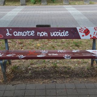 A Grugliasco panchine artistiche e sociali grazie ai giovani di Piazza Ragazzabile