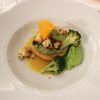 Claudio Porchia e lo chef ortocentrico Claudio Di Dio hanno celebrato Libereso con un menù vegetale e fiorito al Casinò di Sanremo