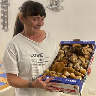 Patrizia Abbate Daga con il cibo di stagione: i funghi