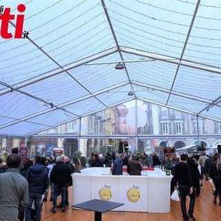 La tensostruttura che ospiterà la Fiera del tartufo di Asti. Scatti realizzati da Merfephoto-Efrem Zanchettin.