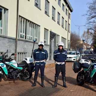 Agenti di Polizia municipale con motociclette