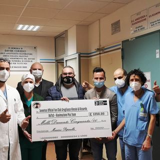 Persone che fanno una donazione in ospedale