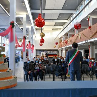 Il sindaco Montà con coppie che festeggiano i 50 anni di matrimonio