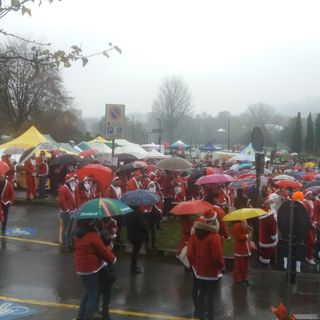 Nemmeno la pioggia ferma una solidarietà a prova di bomba: decimo raduno per i Babbi Natale sotto le finestre del Regina Margherita [FOTO e VIDEO]