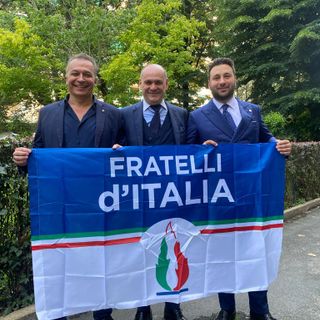 politici insieme a una bandiera