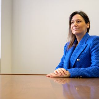 Chiara Caucino seduta a una scrivania