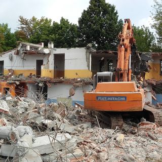 Scuola Luxembourg di Grugliasco: al via i lavori di demolizione del vecchio istituto