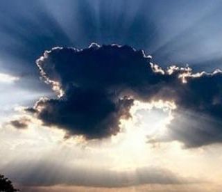 cielo con nuvole a coprire il sole