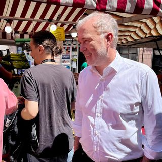 Paolo Damilano al mercato di piazza Foroni: &quot;Il voto delle Europee fondamentale per il futuro di tutti noi&quot;