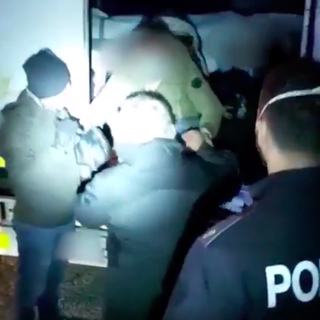 Arrestato passeur iracheno in alta Val Susa mentre cercava di far salire 10 migranti in un tir in sosta (VIDEO)