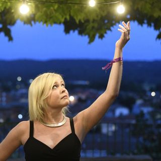 Una gara di stand-up comedy dedicata a Elisa Van Eynde. I genitori: "Trasformaiamo il dolore in energia creativa"