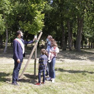 Sindaco di Grugliasco con altre persone ad Adotta un albero 2021