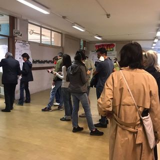 Gente in coda per votare oggi al seggio