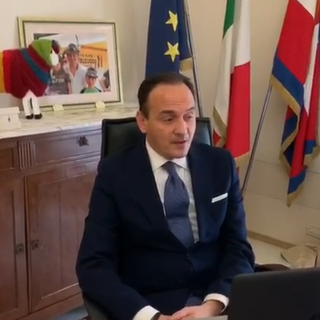 In Piemonte scuole superiori a distanza a settimane alterne, centri commerciali chiusi nel weekend