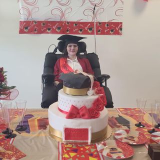 Un danno cerebrale ha tolto alle 25enne anche l'uso della parola