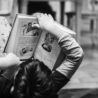 bambino che legge un libro