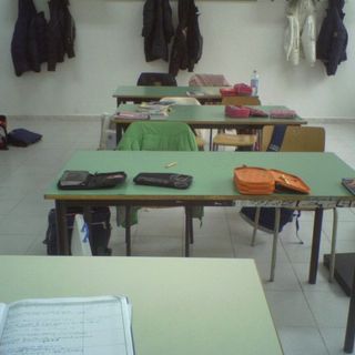 aula con banchi vuota