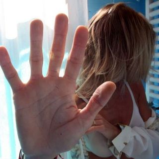 donna che si volta e si protegge