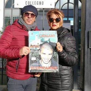 due persone con manifesto