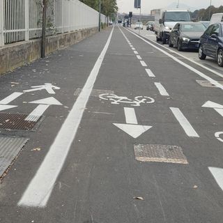Semafori lampeggianti e dossi, il Comune ridisegna la ciclabile delle critiche di via Tirreno