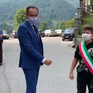 Alberto Cirio e un giovane studente