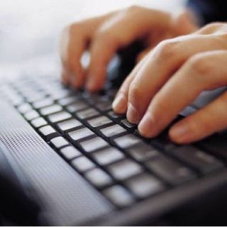 mani sulla tastiera di un computer