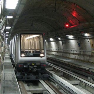 Trasporti, la metro è ferma dalle 19.30. Allo sciopero hanno aderito metà degli autisti di bus e tram