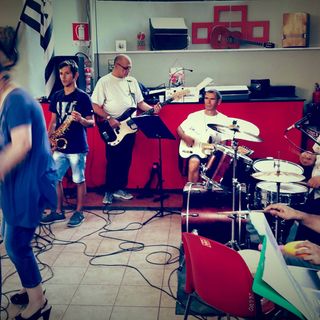 Persone che cantano e suonano in una stanza