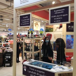 Persone in un supermercato