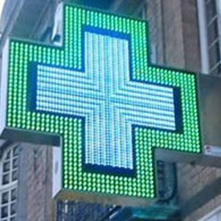 Farmacie in affanno: mancano medicinali. Caccia all'antibiotico che dovrebbe curare - ma non lo fa - il Coronavirus