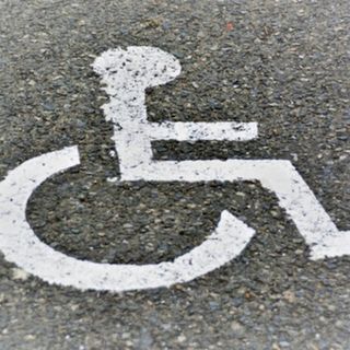 Il simbolo che distingue i parcheggi per disabili