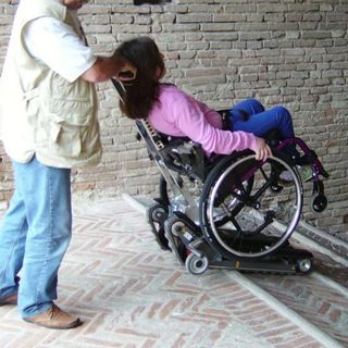 Donna disabile in carrozzina