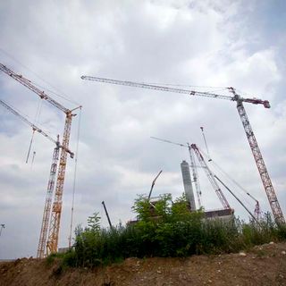gru di cantieri in costruzione