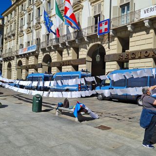 lettere appese davanti alla Regione