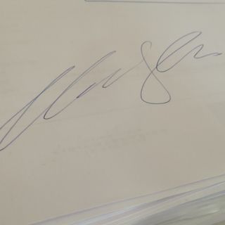 firma su un foglio bianco