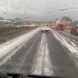 Grandinata sulla tangenziale Nord di Torino, all'uscita per Caselle. Foto di Valentina Vassia pubblicata dalla pagina FB &quot;Centro Meteo Piemonte&quot;