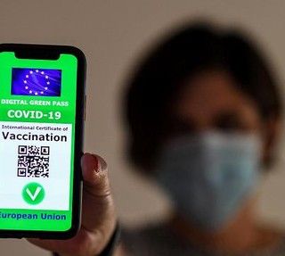 persona che mostra il green pass